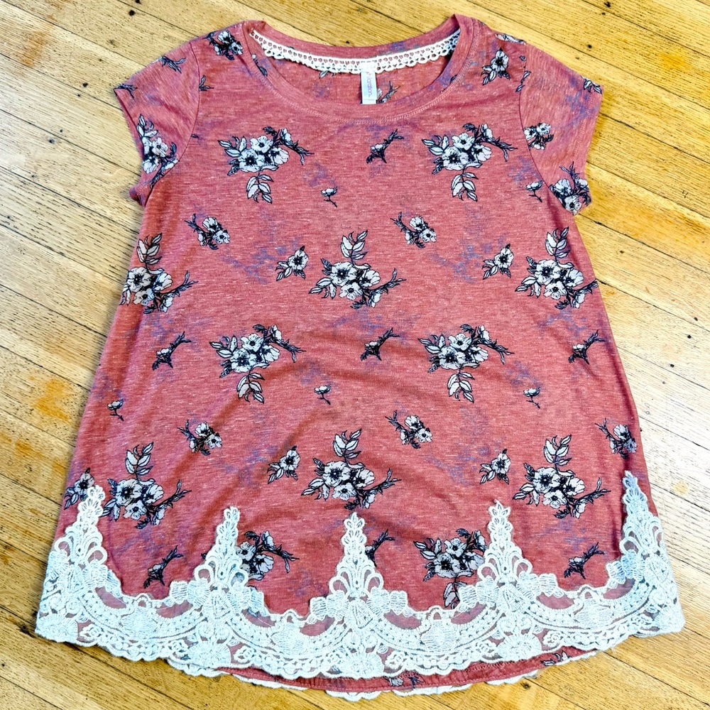Xhilaration Dusty Rose Floral Print Tee Shirt, with Lace detailing, Size M